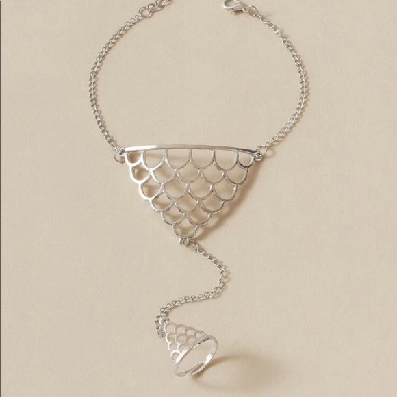 • Cameron • Finger Ring Chain Bracelet - Picture 2 of 4